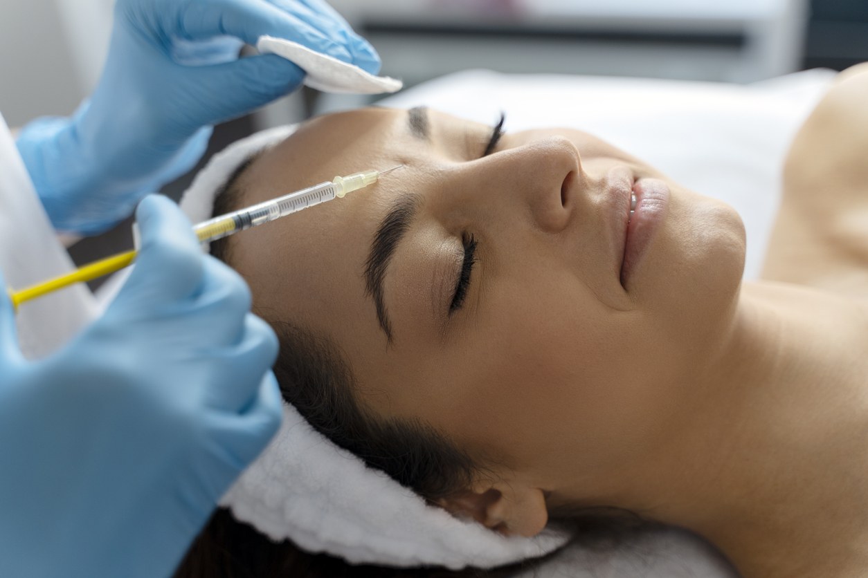 Trattamento di medicina estetica del viso eseguito dal medico a Bracciano
